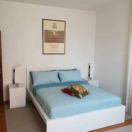 Angela Di House البندقية